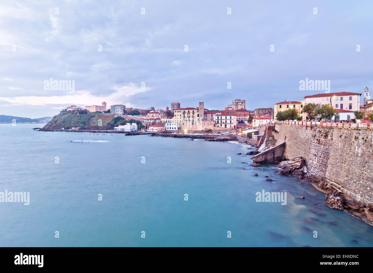 Lunga esposizione della città di Piombino in Toscana, Italia, visto dalla Piazza Bovio, terrazza costruita sul promontorio sul mare Mediterraneo Foto Stock