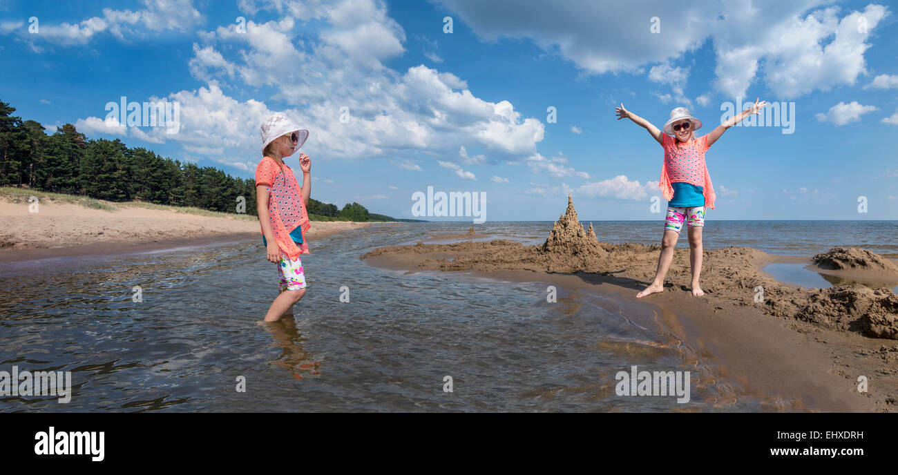 Estonia, Lago Peipus, Kauksi beach, digitale composito della ragazza in acque poco profonde e sulla spiaggia Foto Stock