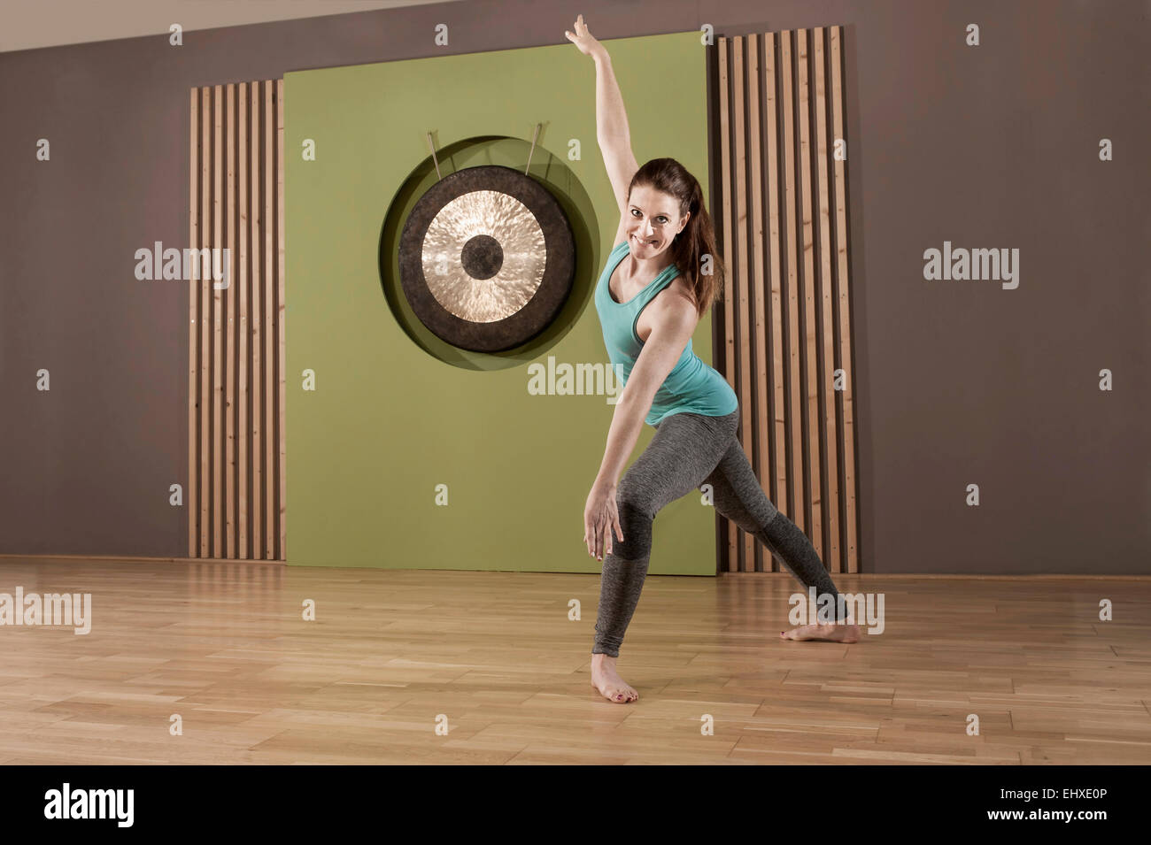 Donna fitness studio danza esercizio in posa Foto Stock