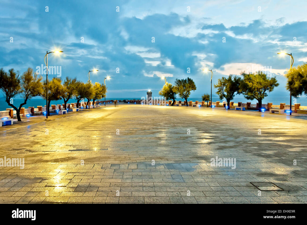Mar Mediterraneo con cielo nuvoloso visto dalla Piazza Bovio nella città di Piombino - Toscana, Italia Foto Stock