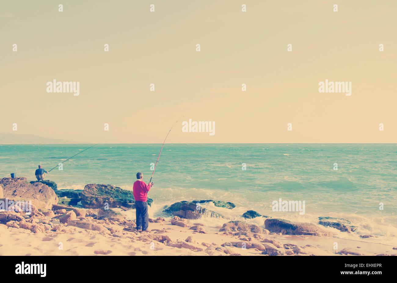 Vista del pescatore a spiaggia vicino oceano Atlantico, Barbate, Andalusia, Spagna Foto Stock