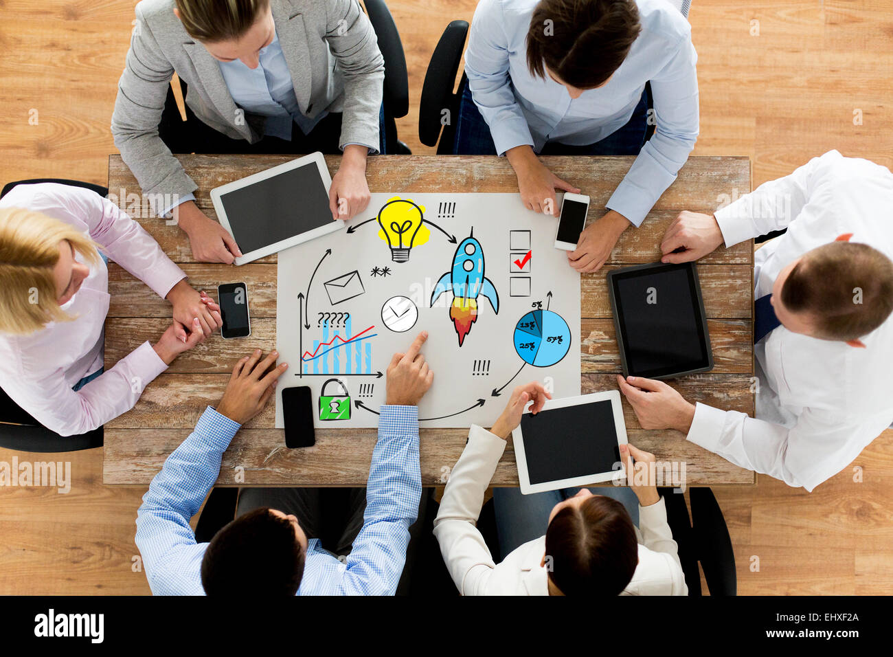 Il team di business con gli smartphone e tablet pc Foto Stock