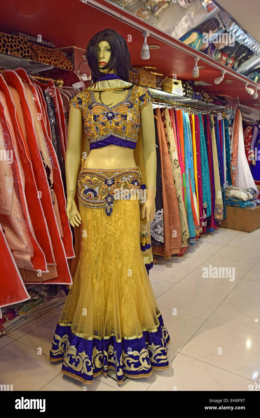 Un manichino in una donna di nozze di sari in negozio indiano Pirani sulla 74a Strada di Jackson Heights, Queens, a New York City Foto Stock