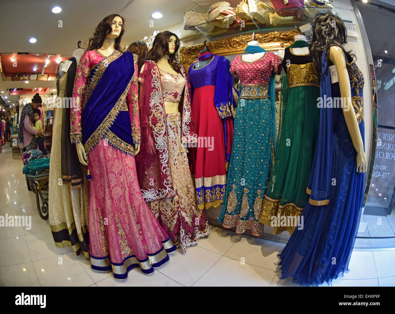 Manichini in donne sari nozze nel negozio indiano Pirani sulla 74a Strada di Jackson Heights, Queens, a New York City Foto Stock