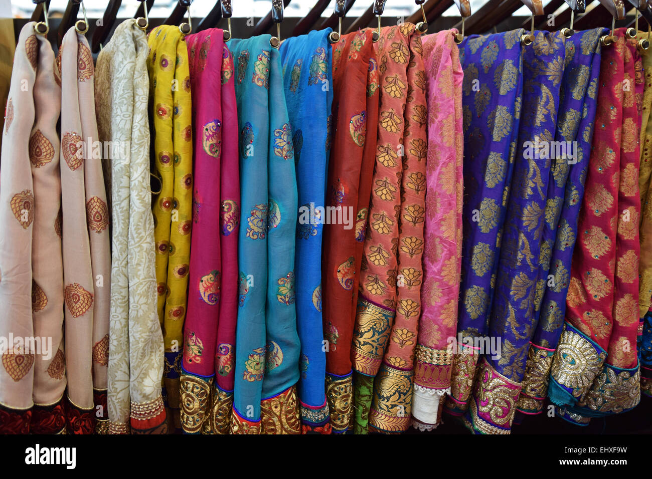 Un display di Saris nel negozio indiano la perfezione del nuziale sulla 74a Strada di Jackson Heights, Queens, a New York City Foto Stock