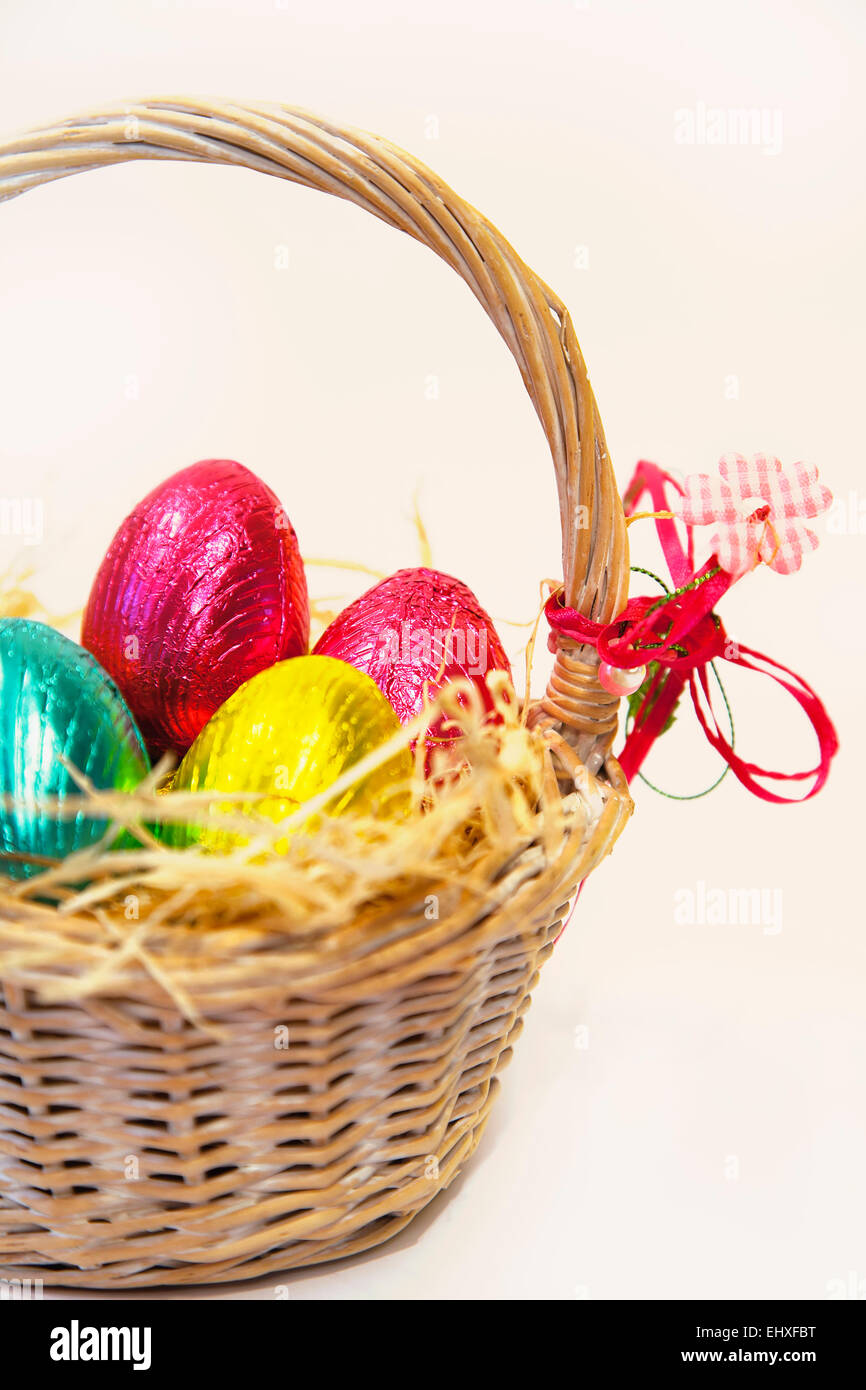 Sagre, religiosi, Pasqua e uova di cioccolato nel cestello. Foto Stock