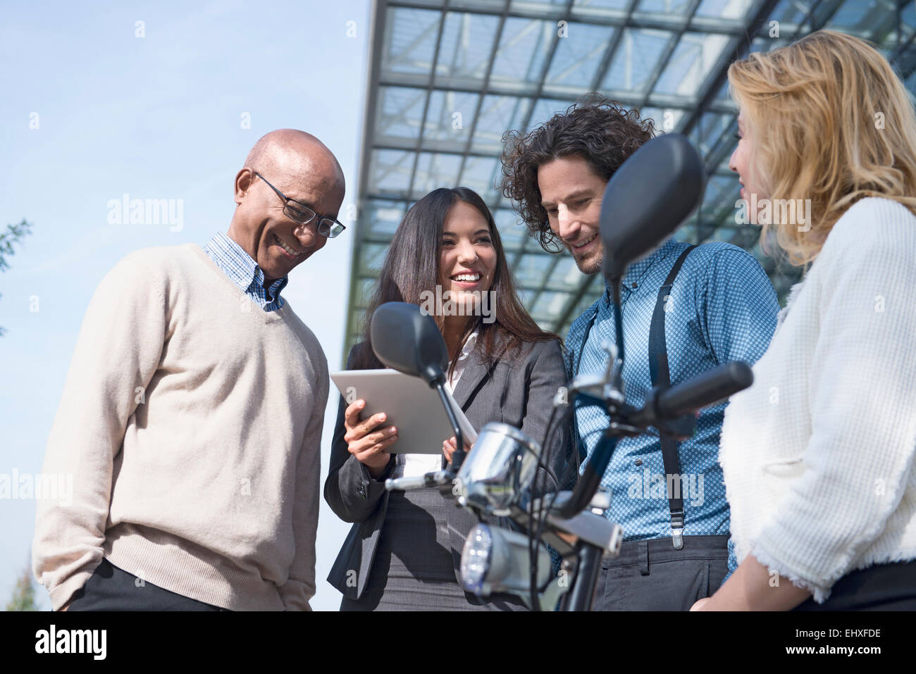 Gruppo multiculturale di persone sale computer tablet Foto Stock