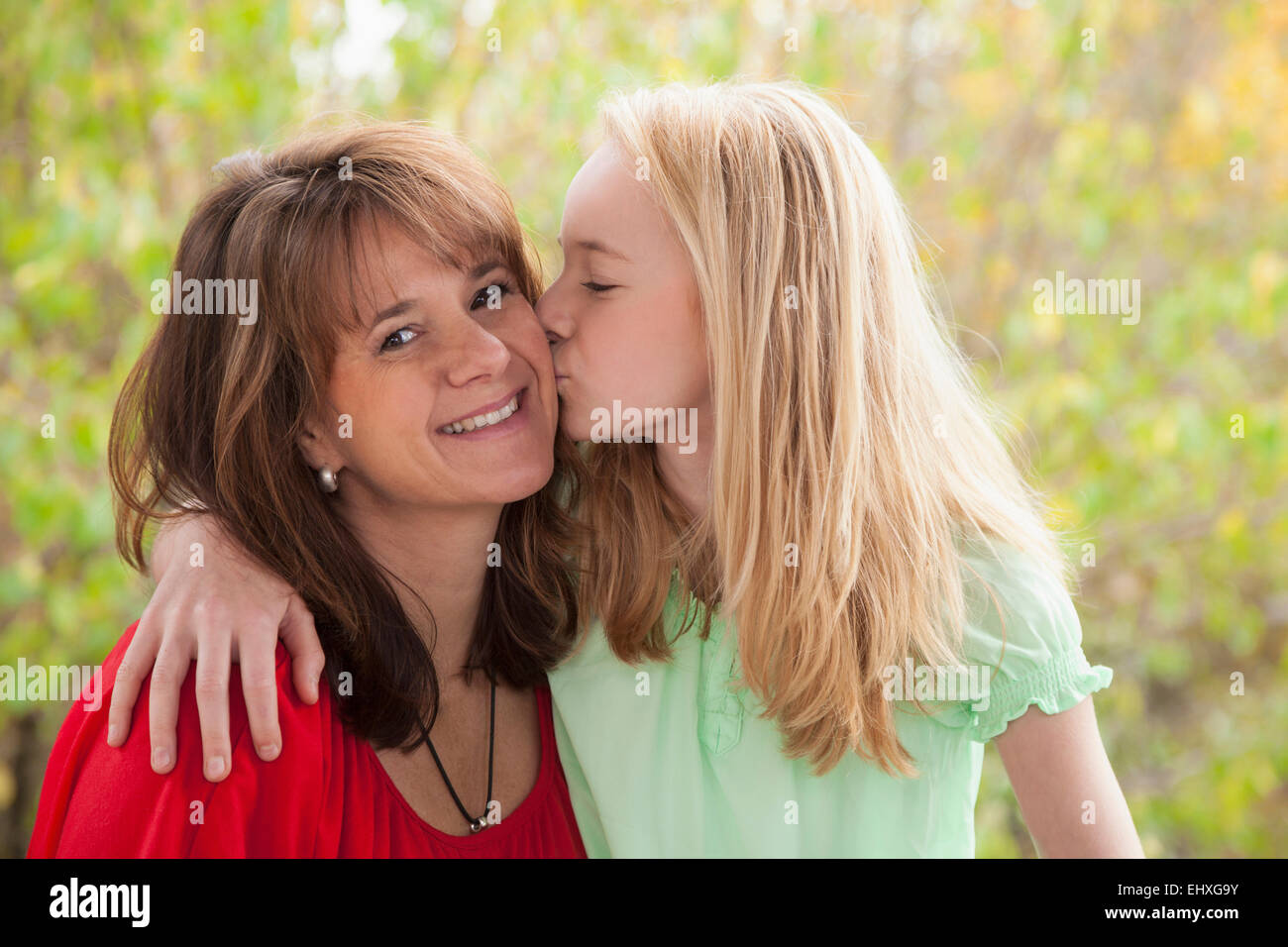 Ragazza baciare la madre, Baviera, Germania Foto Stock
