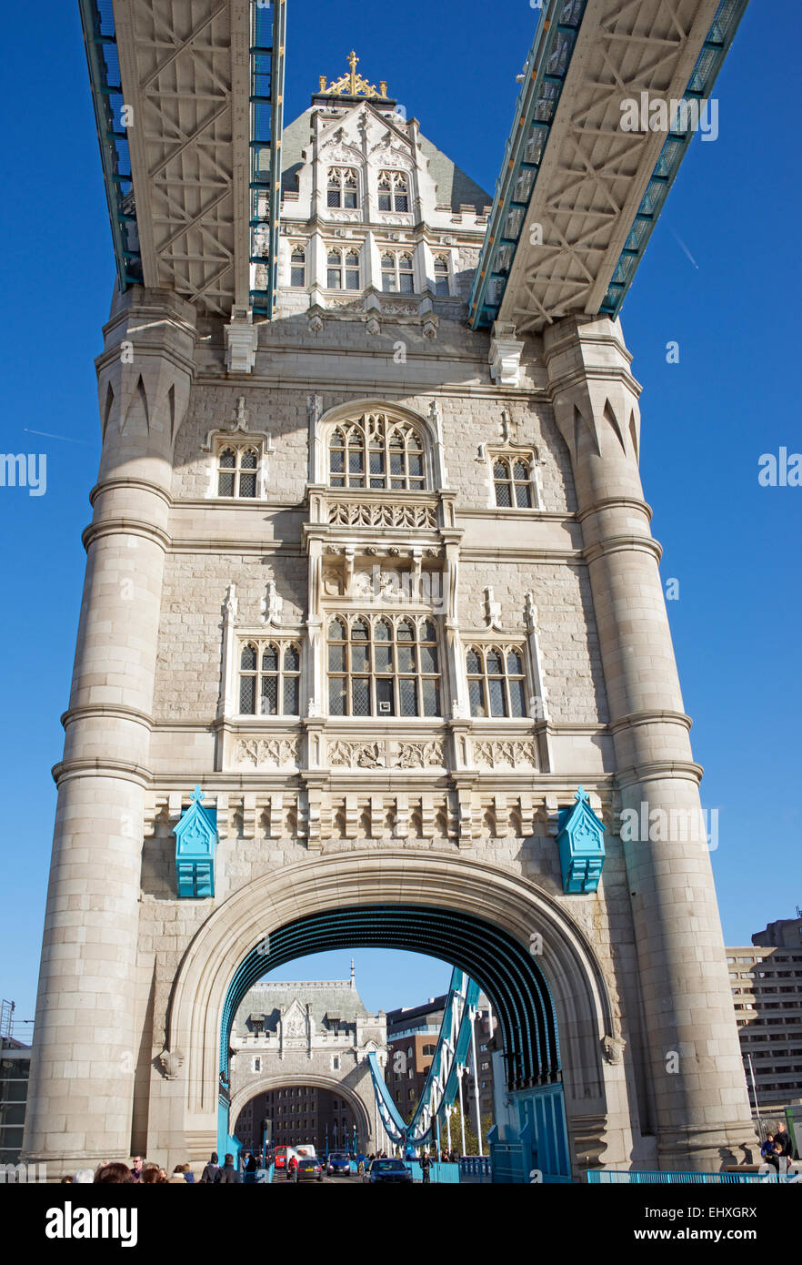 Il Tower Bridge come visto dalla strada Londra Inghilterra Foto Stock