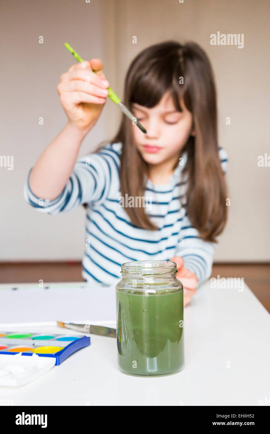 Ragazza pittura con acquarelli Foto Stock