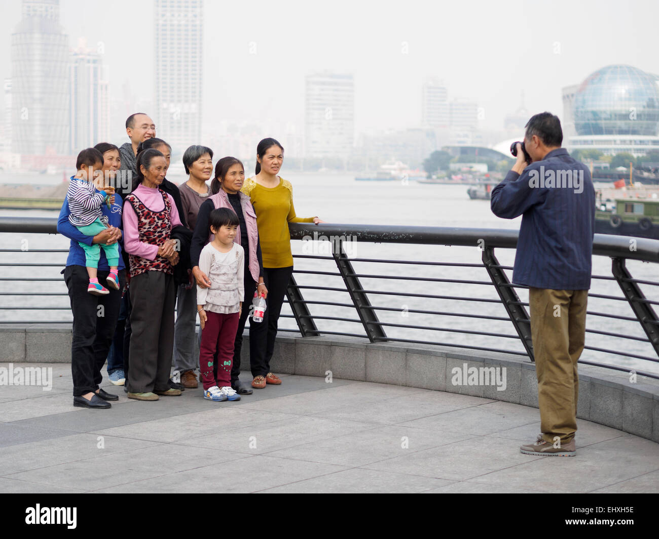 Uomo asiatico prendendo un ritratto di famiglia Foto Stock