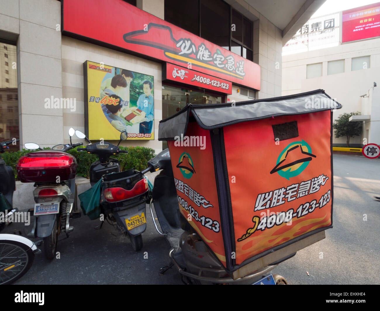 Motocicletta di consegna al di fuori di un Pizza Hut ristorante a Shanghai in Cina Foto Stock