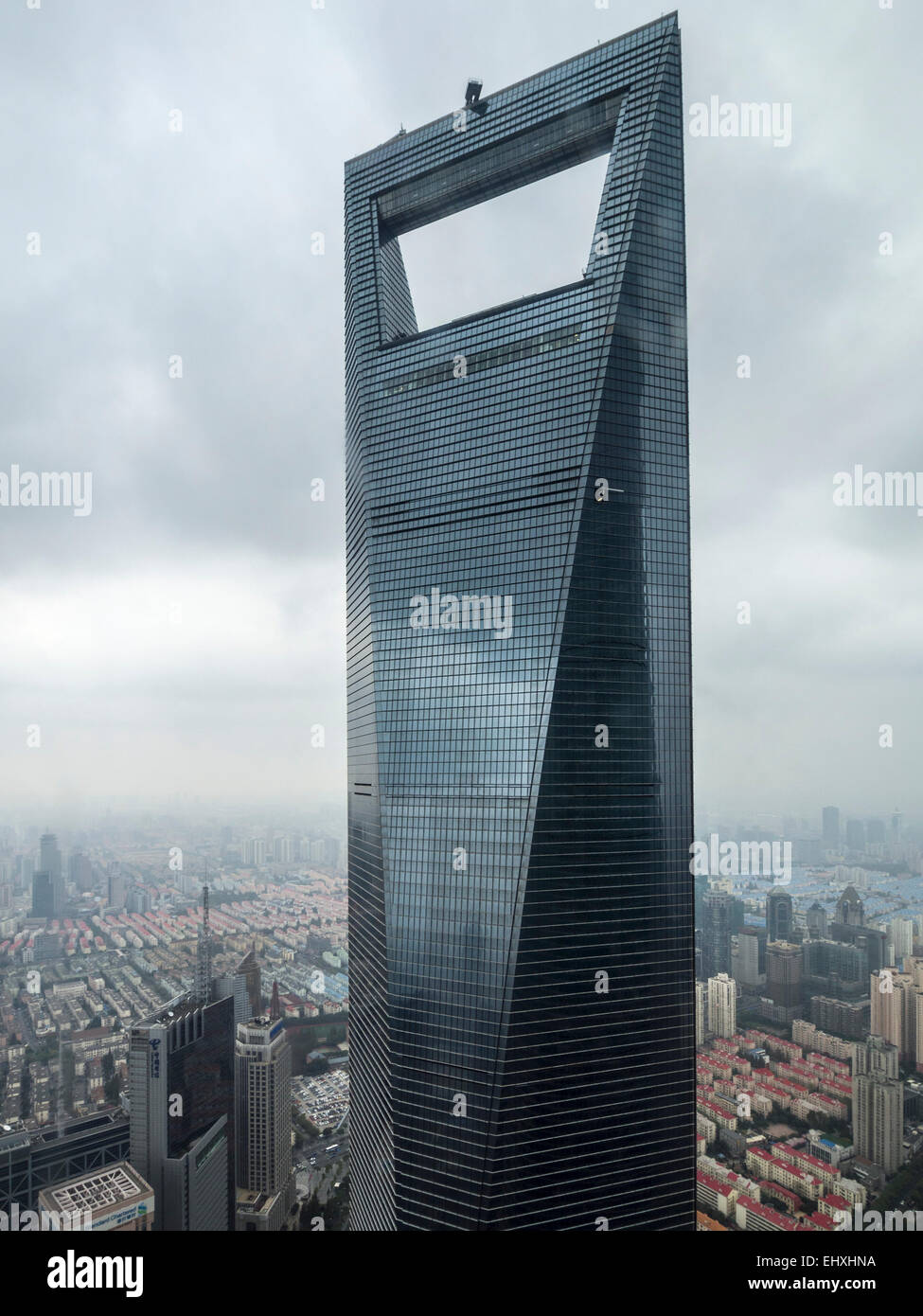 Il World Financial Center di Shanghai grattacielo nel quartiere Pudong di Shanghai, Cina Foto Stock