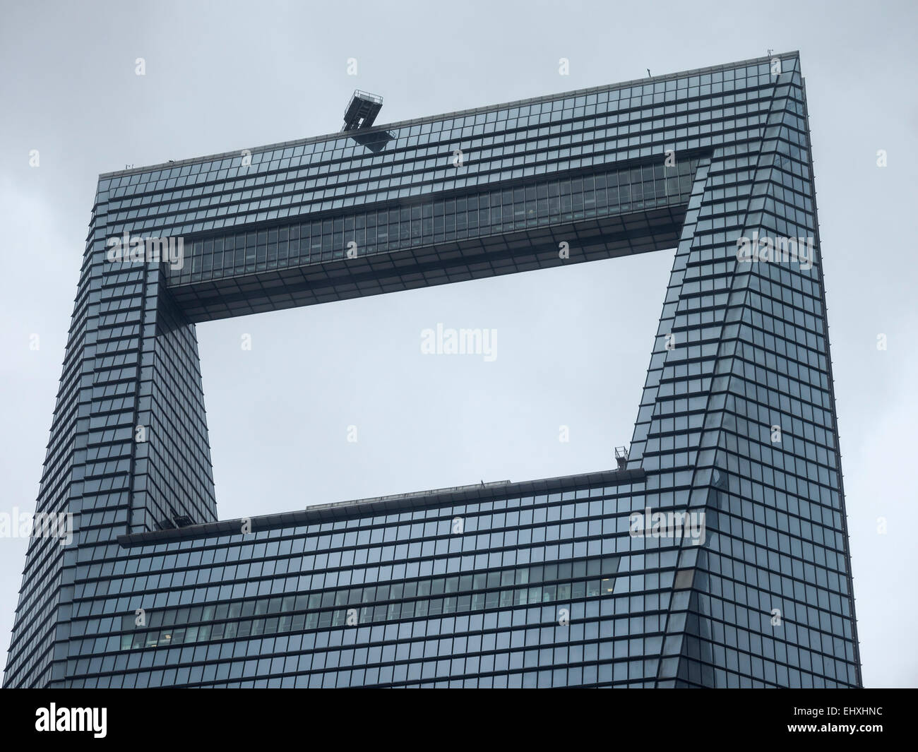 Dettaglio della parte superiore del World Financial Center di Shanghai grattacielo nel quartiere Pudong di Shanghai, Cina Foto Stock
