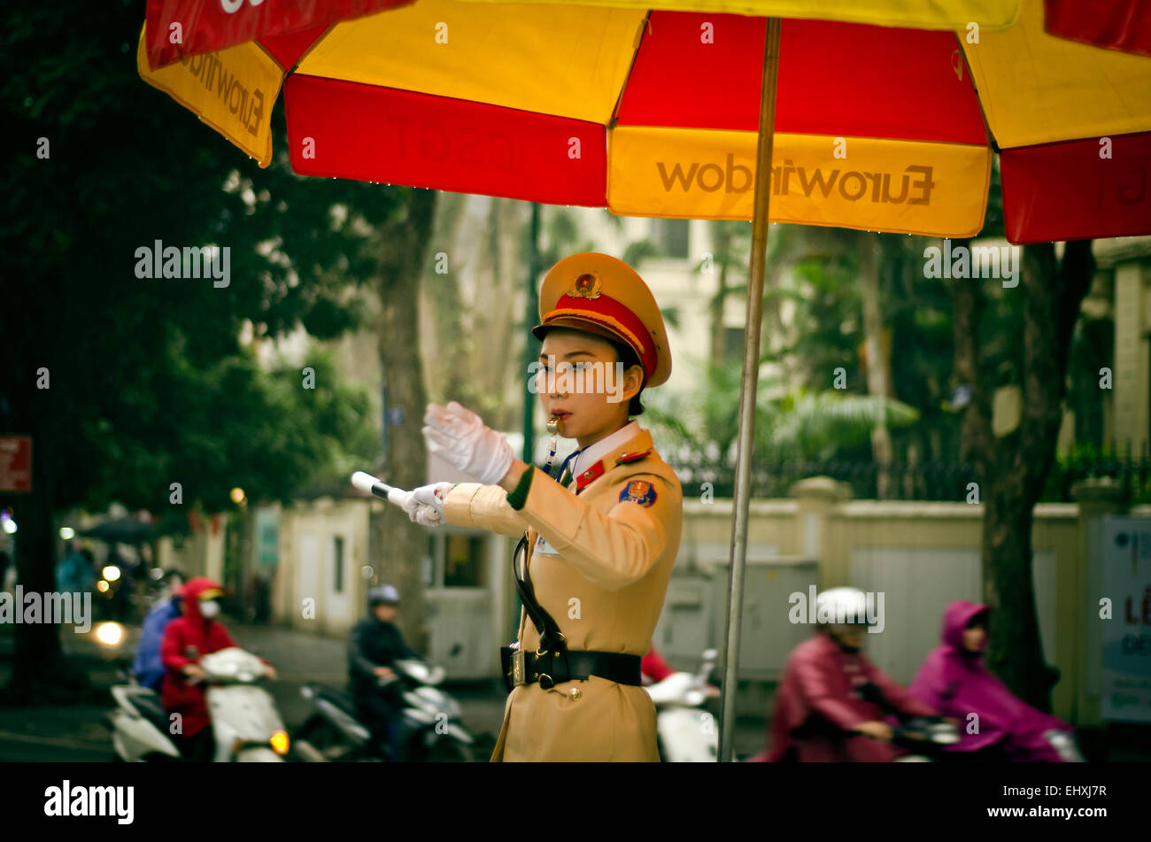 Donna di polizia, Hanoi, Vietnam Foto Stock