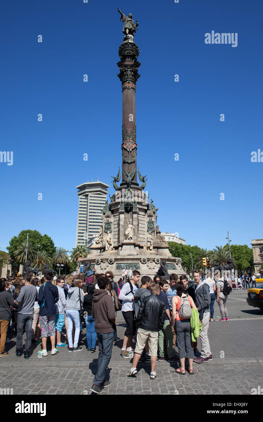 Gruppo di persone davanti al monumento di Colombo (Mirador de Colom) a Barcellona, in Catalogna, Spagna. Statua in bronzo di Rafael Atche. Foto Stock