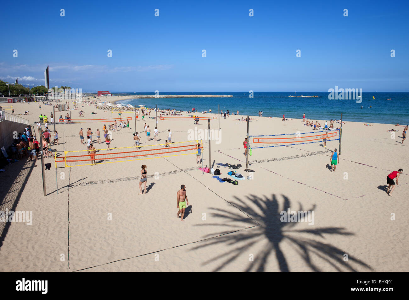 Persone a giocare a pallavolo sulla spiaggia di Barcellona, in Catalogna, Spagna. Foto Stock