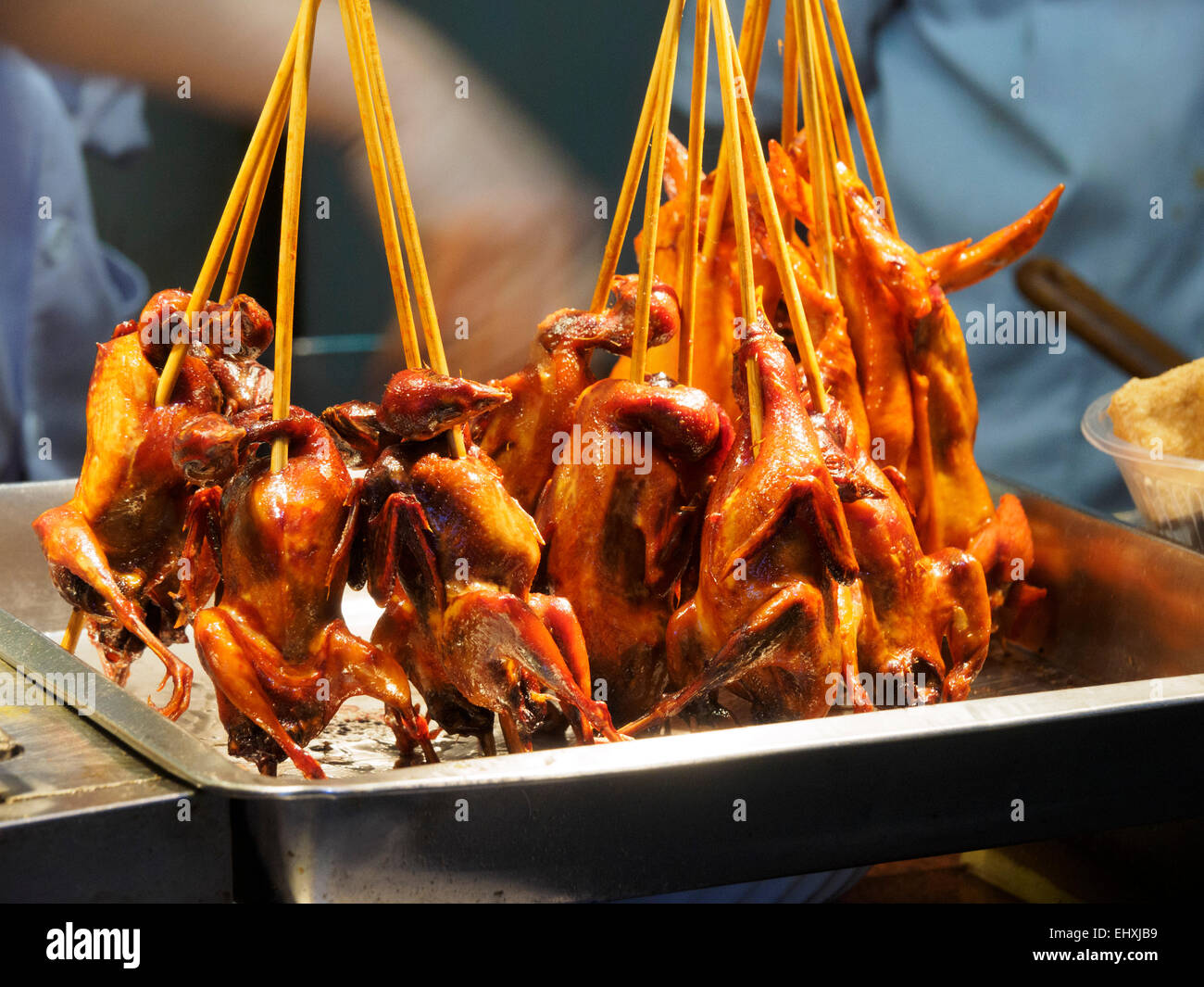 Strano cibo per la vendita in un mercato alimentare a Shanghai in Cina Foto Stock