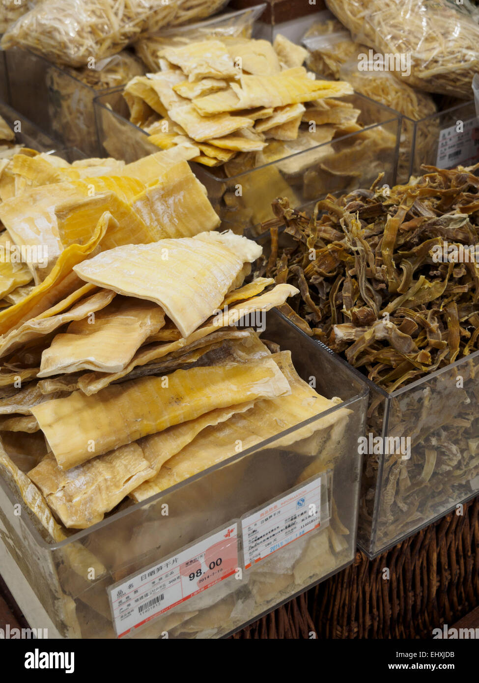 Strano cibo per la vendita in un mercato alimentare a Shanghai in Cina Foto Stock
