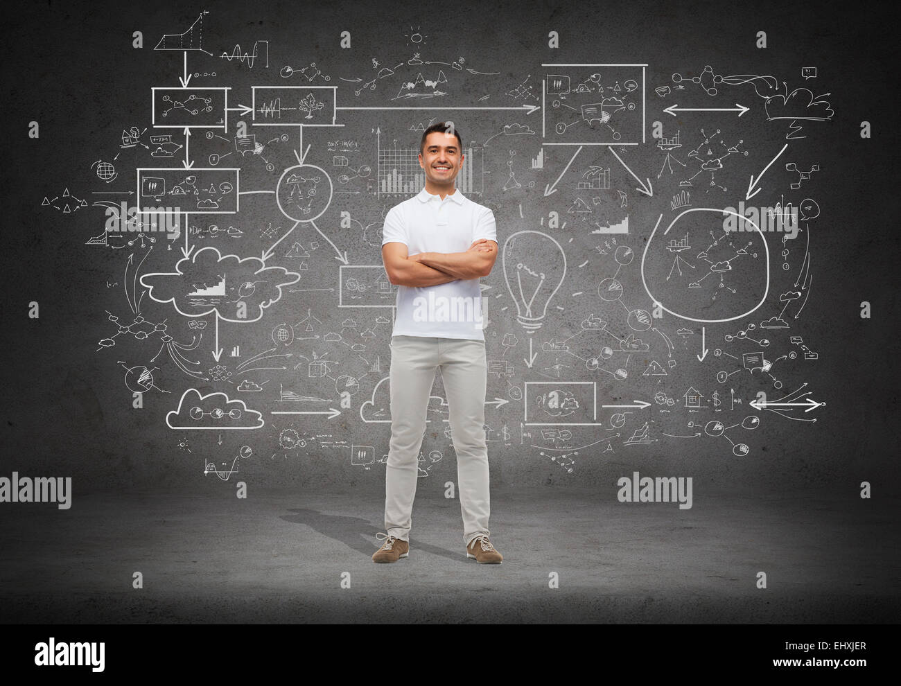 Uomo sorridente con bracci incrociati su schema Foto Stock