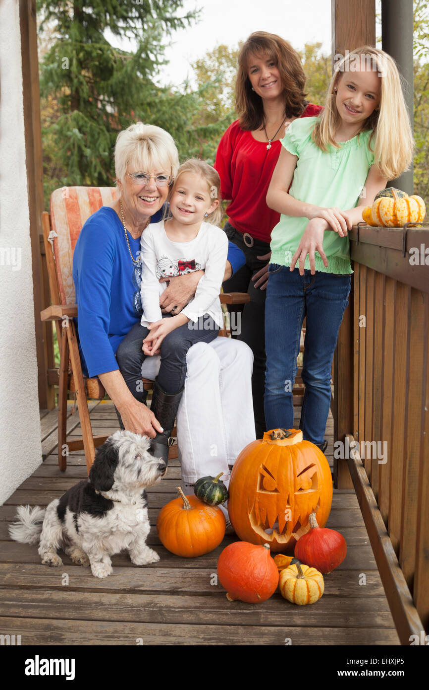 Famiglia con lanterne di Halloween in balcone, Baviera, Germania Foto Stock