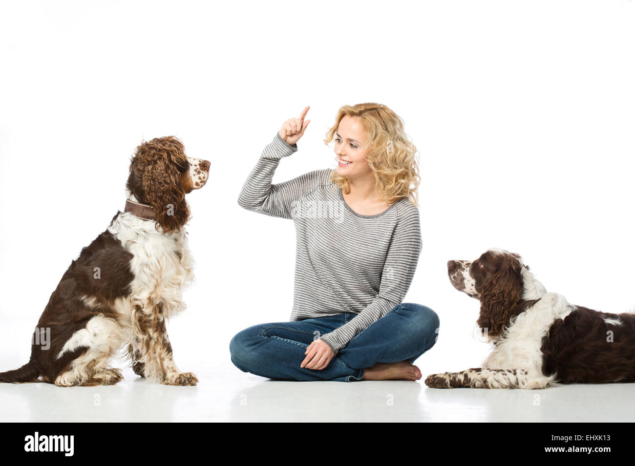 Giovane donna con due cani Foto Stock