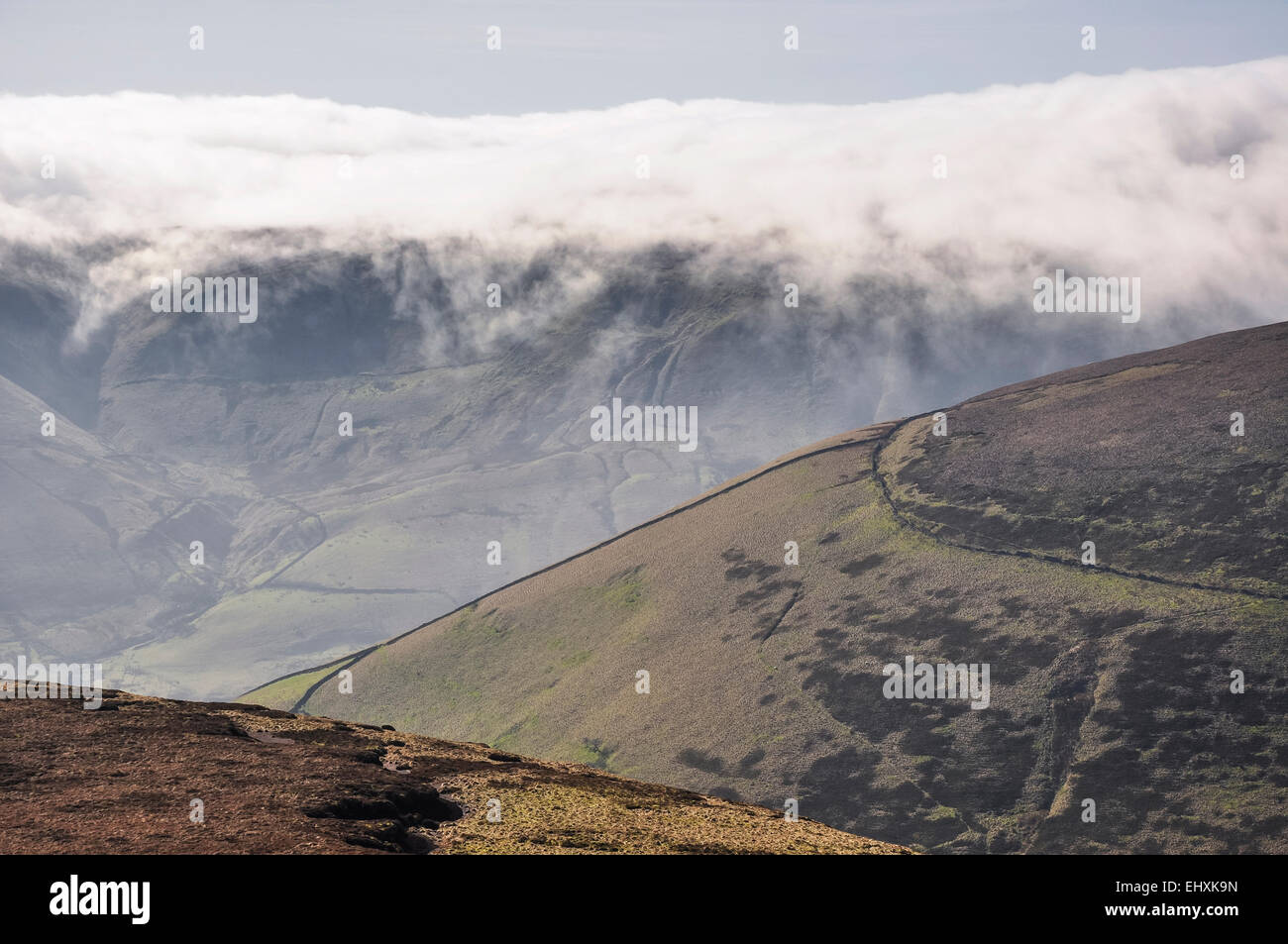 Bassa deriva cloud sulle colline del Peak District nella valle di Edale. Una soleggiata mattina di primavera. Foto Stock