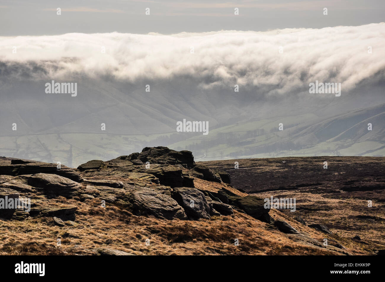 Bassa deriva cloud sulle colline del Peak District nella valle di Edale. Una soleggiata mattina di primavera. Foto Stock