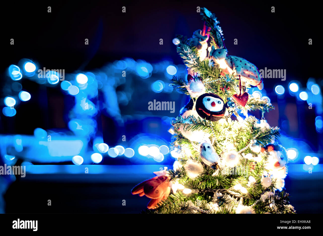 Albero di Natale decorato con de-focalizzato sullo sfondo delle luci Foto Stock