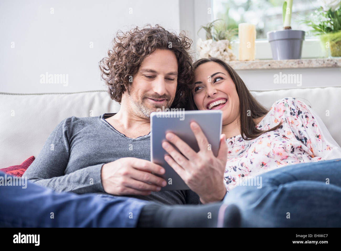 Coppia felice con tavoletta digitale, Monaco di Baviera, Germania Foto Stock