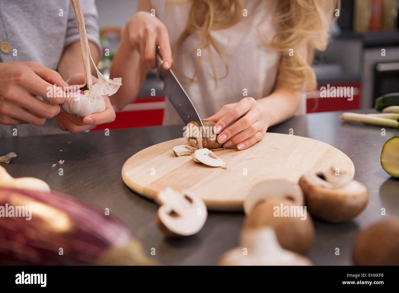 Coppia giovane preparare il cibo in cucina, Monaco di Baviera, Germania Foto Stock