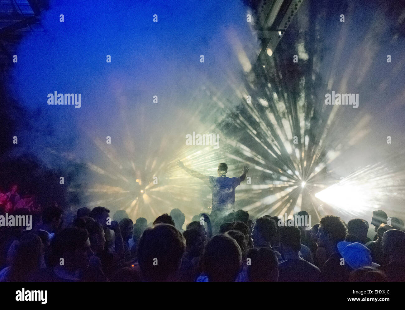 Una folla di persone su una pista da ballo in un club di Berlino Foto Stock