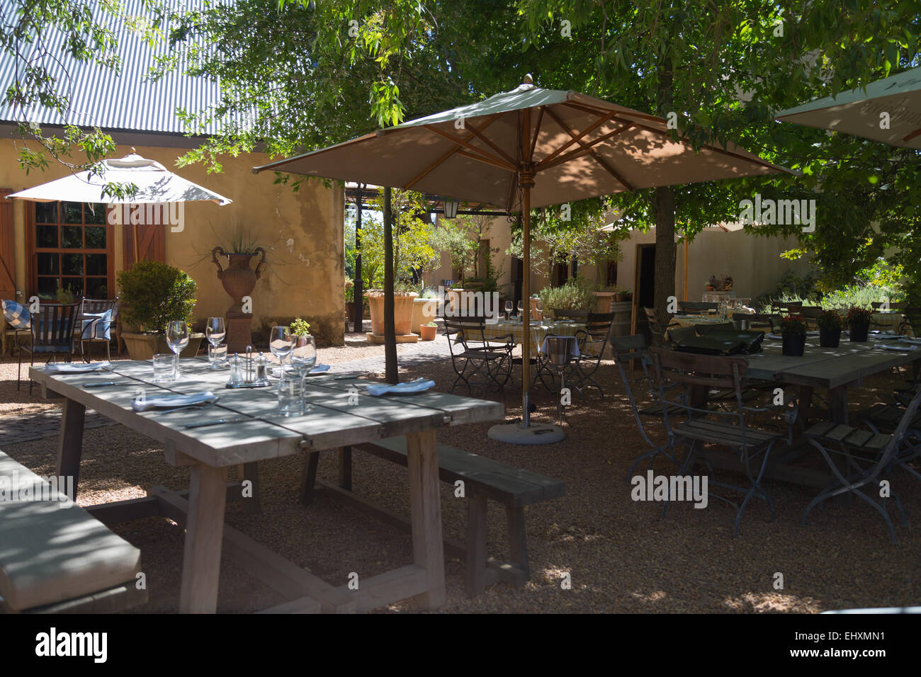 Seduta in un deserto giardino della birra a uno di Franschhoek la famosa degustazione vino estates Foto Stock