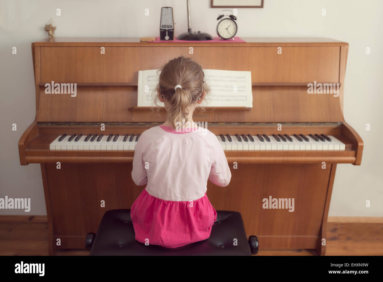 Bambina suonare il pianoforte a casa Foto Stock