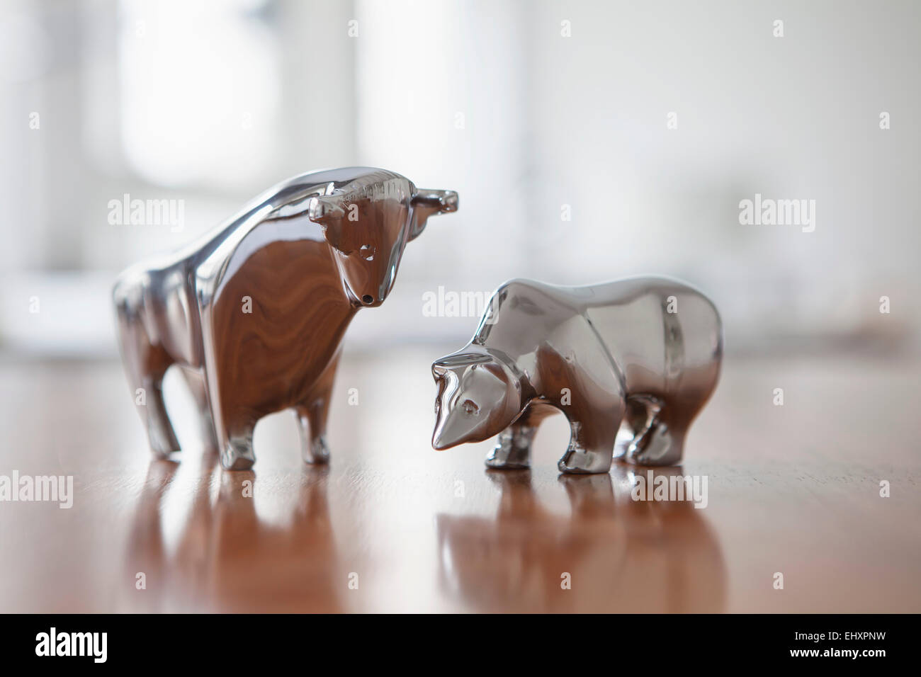 Sculture in miniatura di bull e poggiano su una scrivania Foto Stock