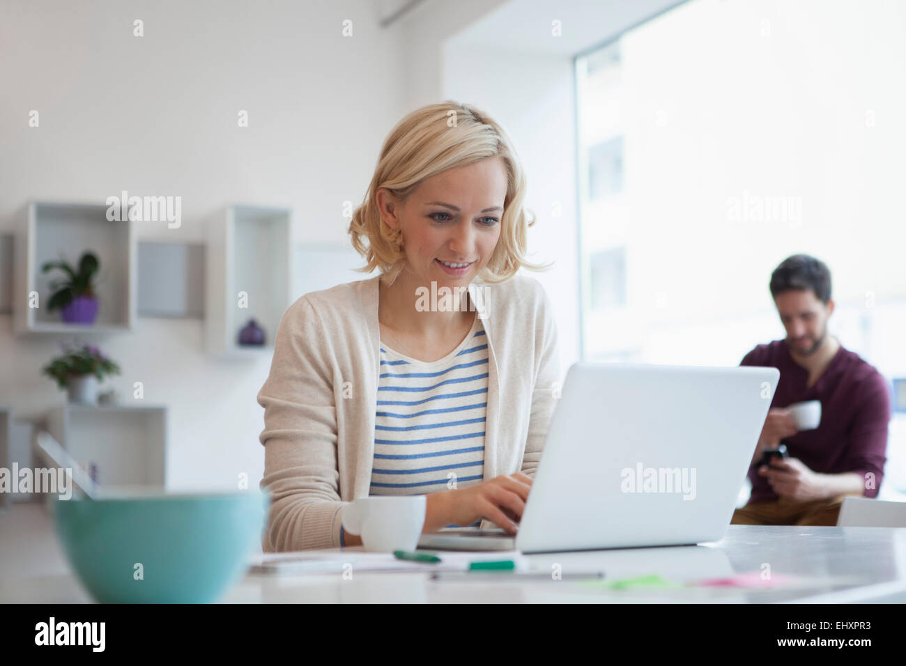 Ritratto di donna che lavorano con il computer portatile presso l'ufficio domestico Foto Stock