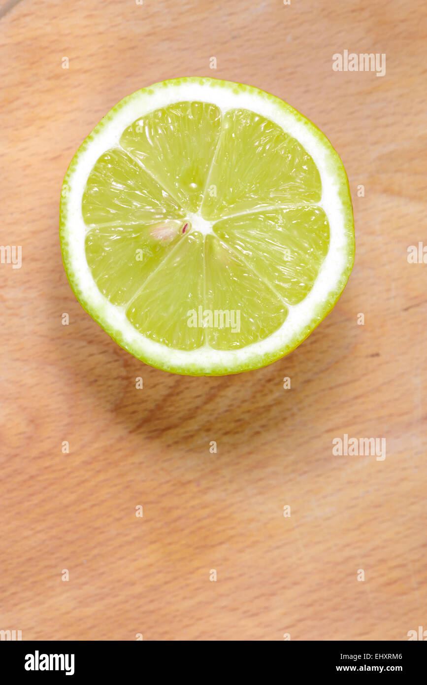 Mezzo limone fresco su uno sfondo di legno Foto Stock