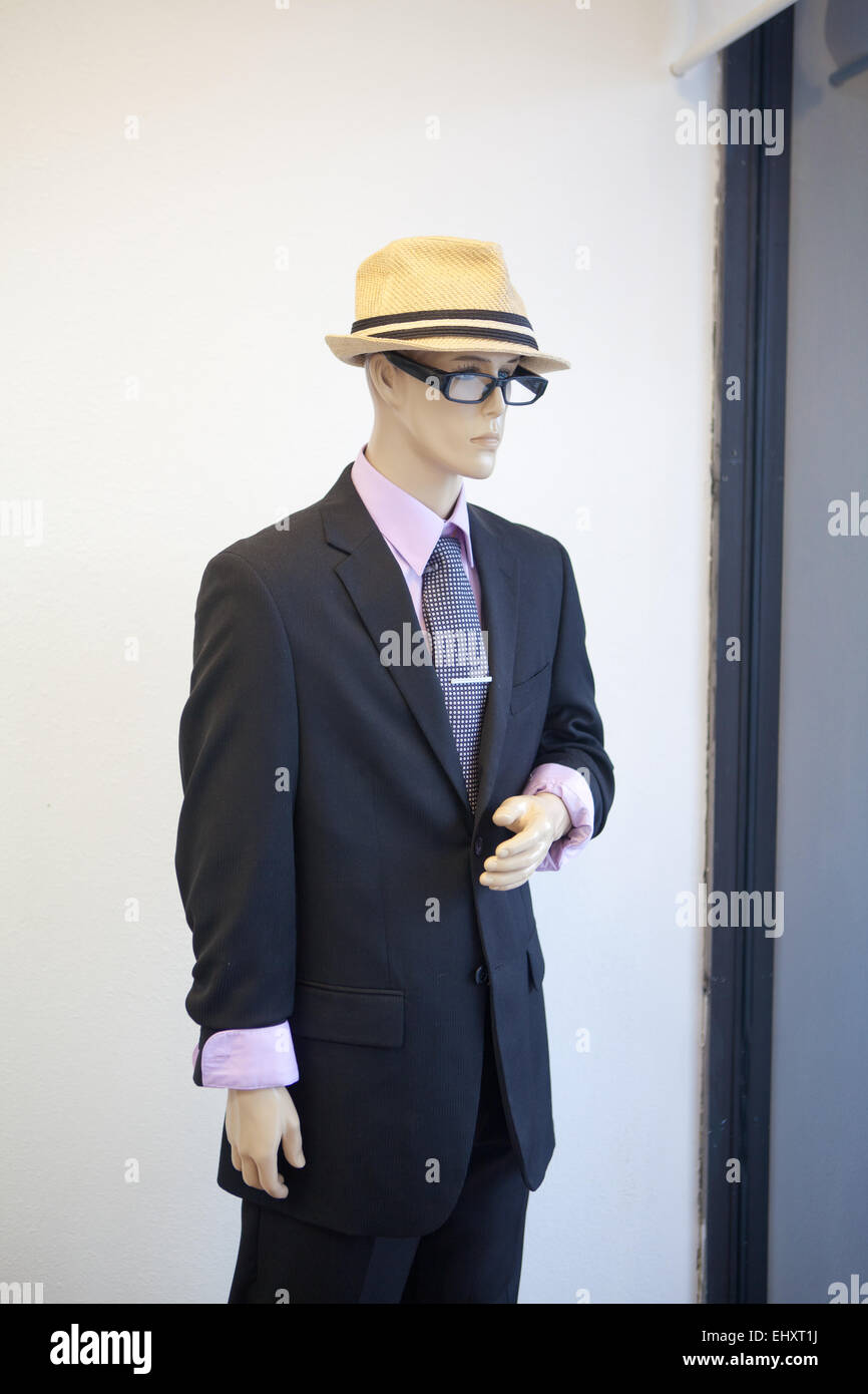 Manichino maschio, finestra, spy, sicurezza, occhiali, fedora hat, nero suite, tie Foto Stock