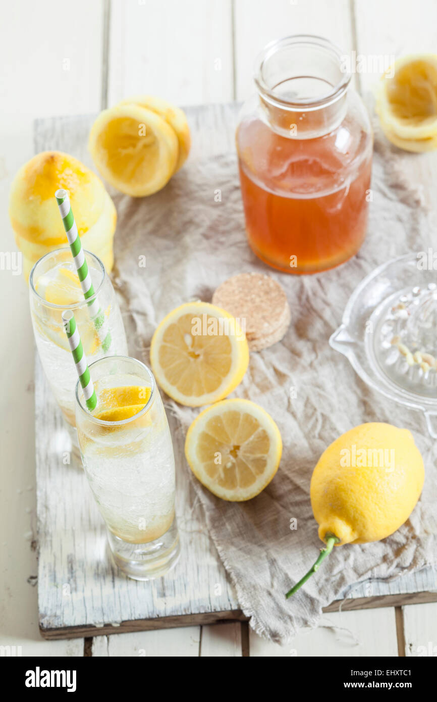 Limonata fatta in casa con bottiglia di sciroppo e di limoni Foto Stock