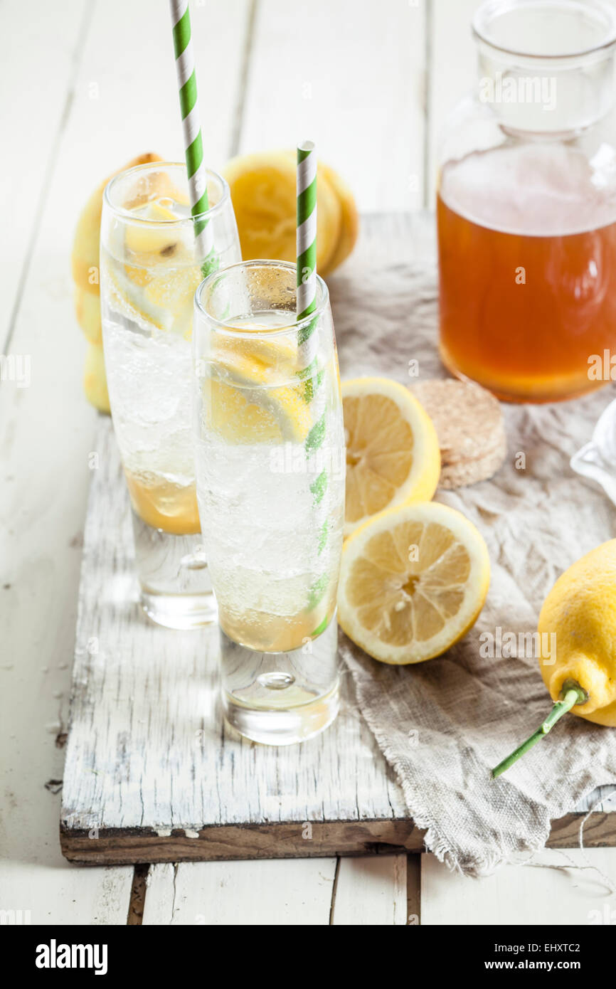 Limonata fatta in casa con bottiglia di sciroppo e di limoni Foto Stock