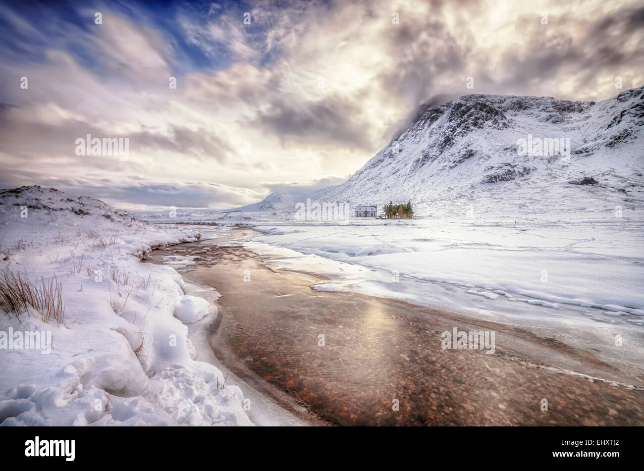Regno Unito, Scozia, Glencoe, solitudine, casa di fiume in inverno Foto Stock