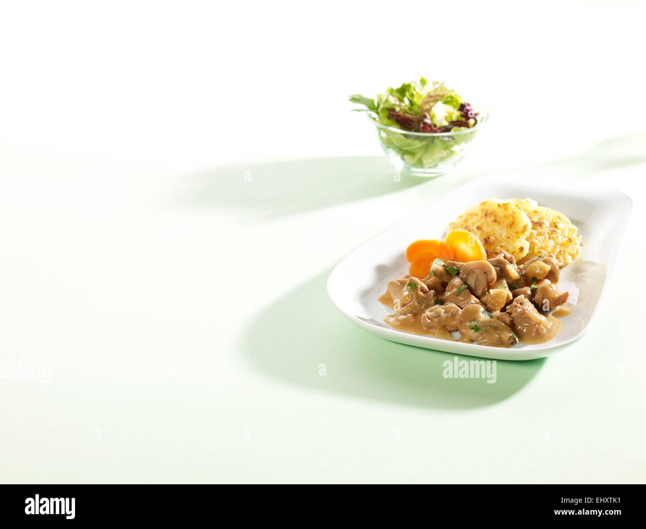 Piatto di carne tagliata a strisce e ciotola di insalata Foto Stock
