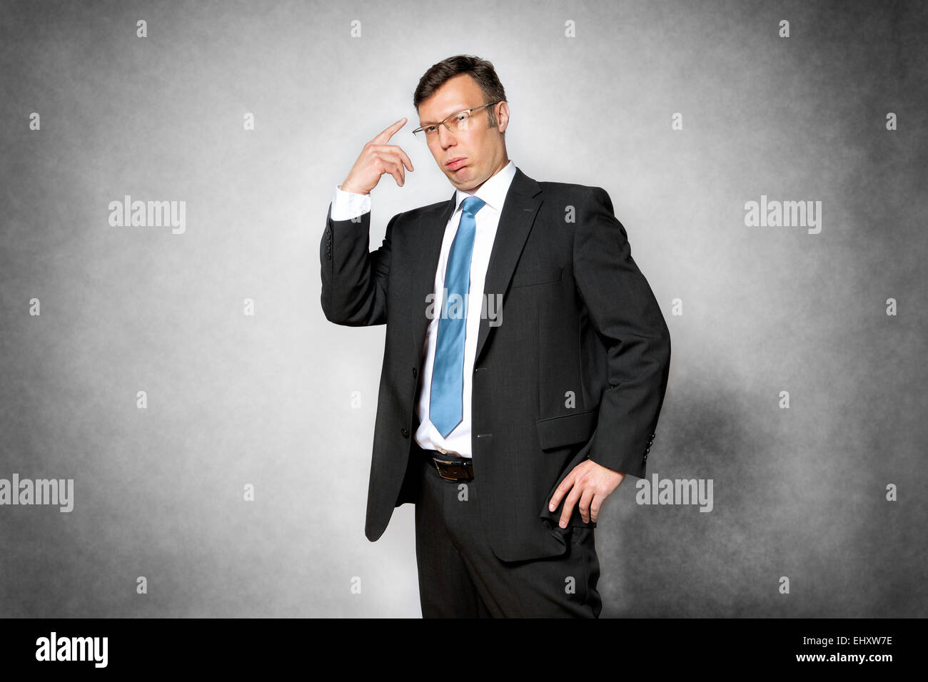 Immagine di presuntuoso business man in abito scuro puntando il dito a sua  testa Foto stock - Alamy