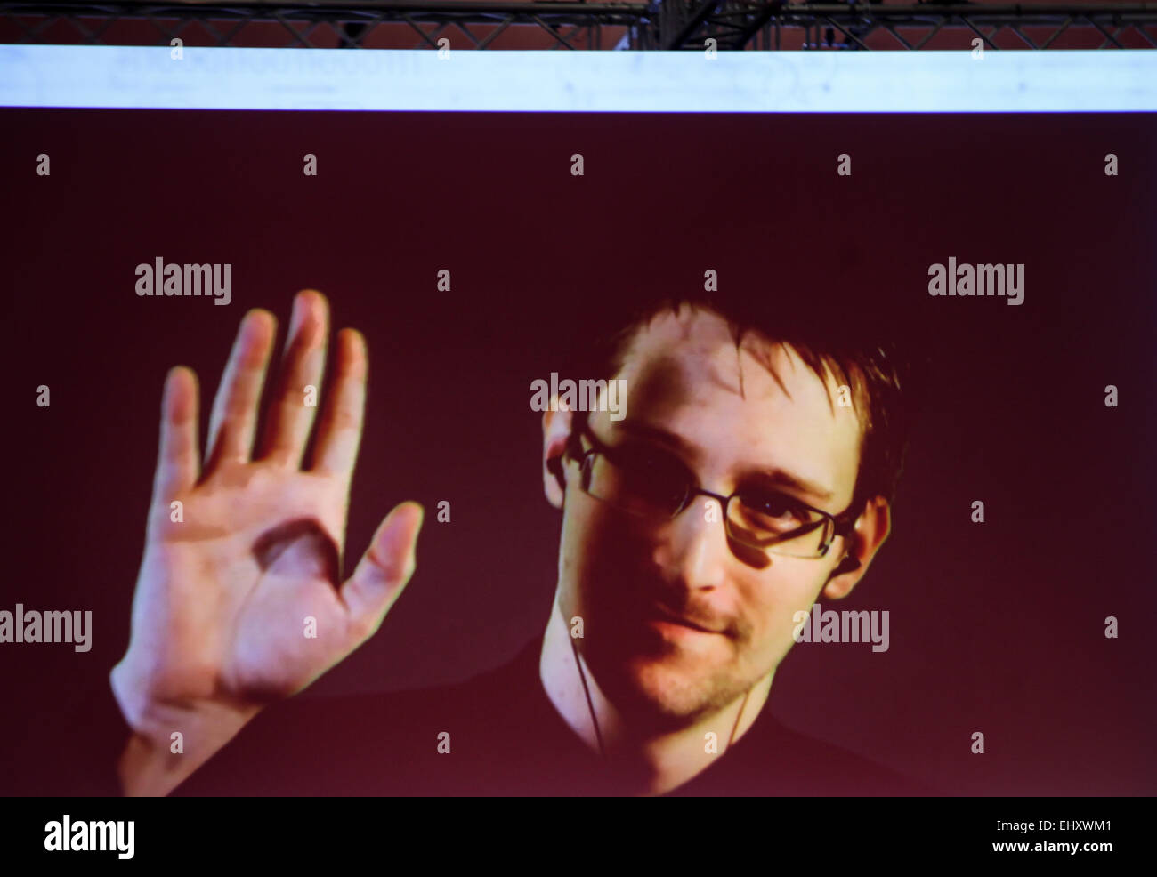 Hannover, Germania. Xviii Mar, 2015. Edward Snowden è visto sullo schermo durante un live remote intervista al CeBIT 2015 il mondo's top fiera specializzata per la tecnologia informatica e delle comunicazioni, di Hannover, Germania, il 18 marzo 2015. Credito: Zhang ventola/Xinhua/Alamy Live News Foto Stock