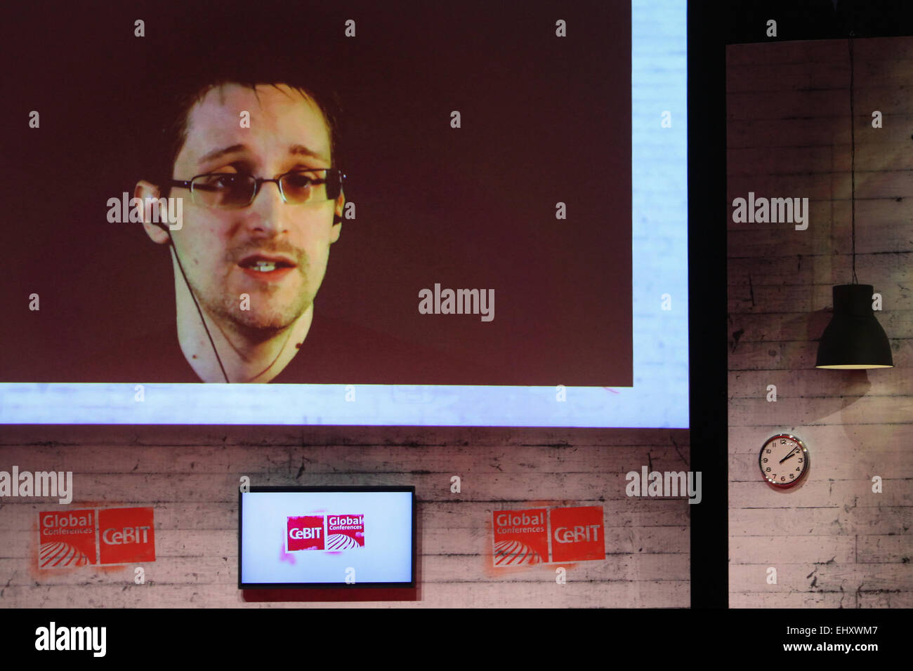 Hannover, Germania. Xviii Mar, 2015. Edward Snowden è visto sullo schermo durante un live remote intervista al CeBIT 2015 il mondo's top fiera specializzata per la tecnologia informatica e delle comunicazioni, di Hannover, Germania, il 18 marzo 2015. Credito: Zhang ventola/Xinhua/Alamy Live News Foto Stock