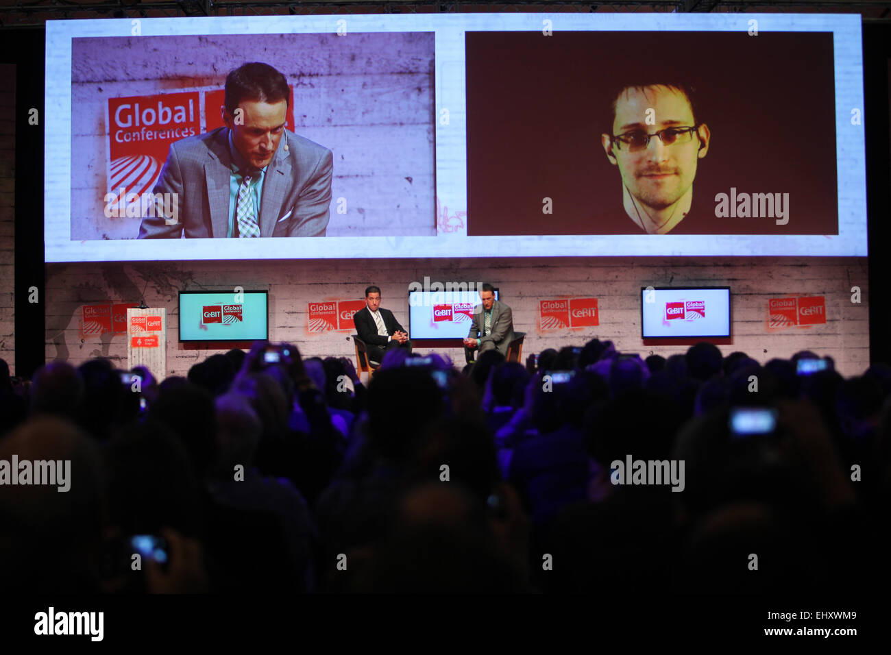 Hannover, Germania. Xviii Mar, 2015. Edward Snowden è visto sullo schermo durante un live remote intervista al CeBIT 2015 il mondo's top fiera specializzata per la tecnologia informatica e delle comunicazioni, di Hannover, Germania, il 18 marzo 2015. Credito: Zhang ventola/Xinhua/Alamy Live News Foto Stock