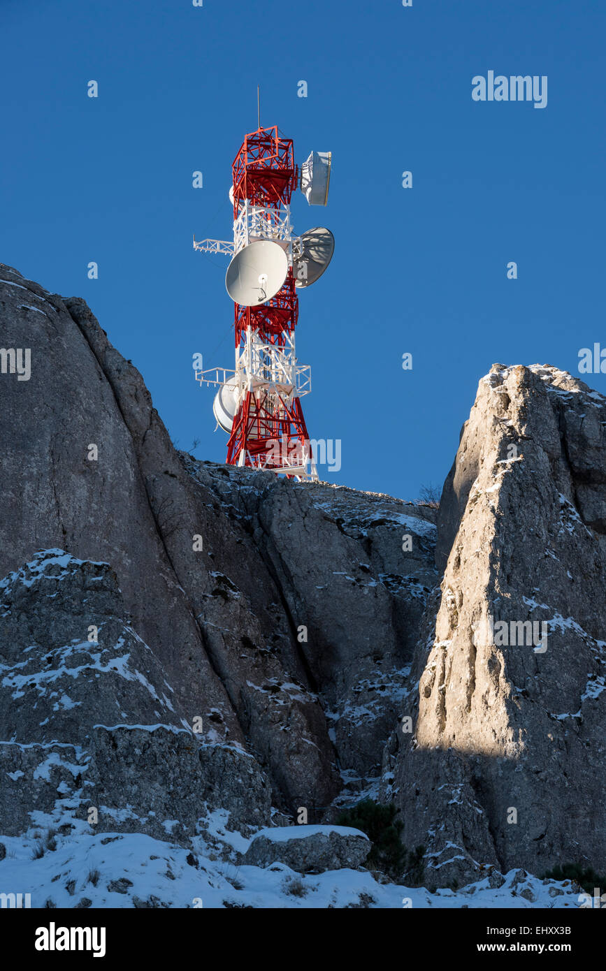 Trasmettitore e piloni di antenna sul Monte Aitana Foto Stock