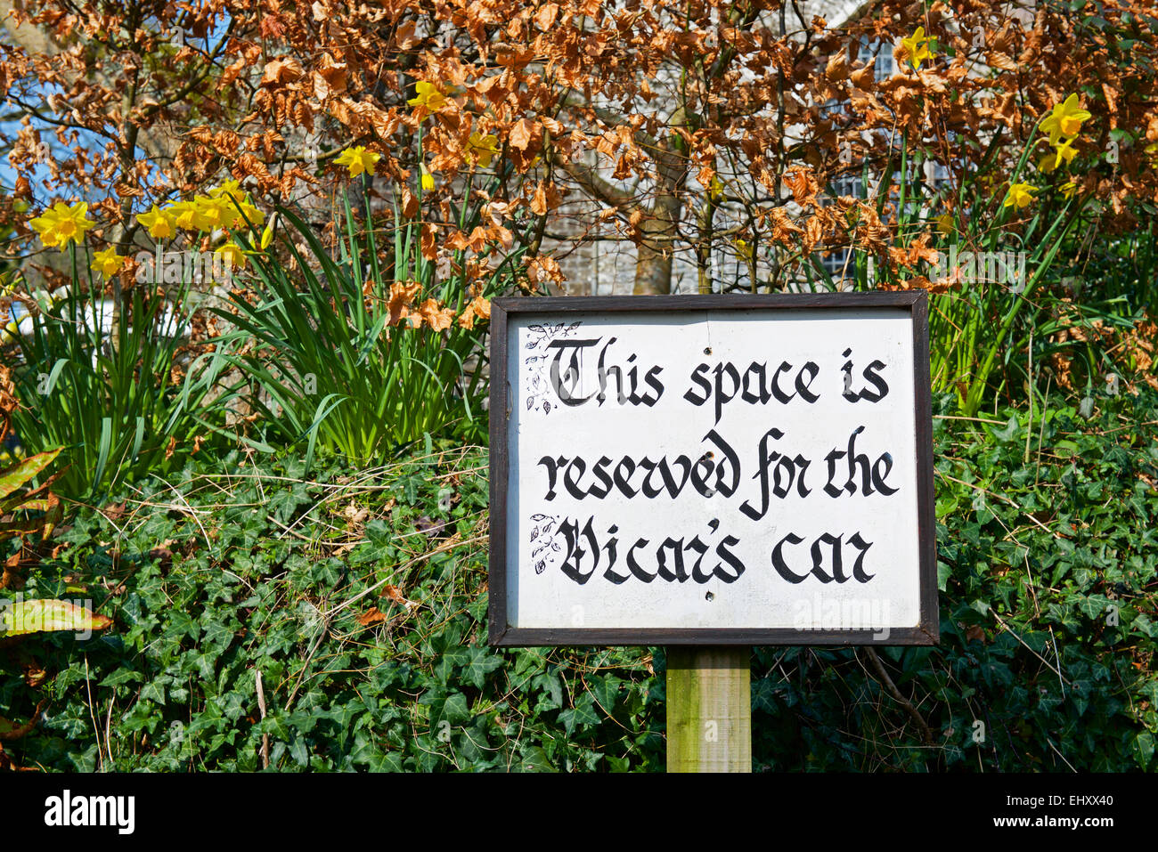Posto auto vicino alla chiesa per il vicario, England Regno Unito Foto Stock