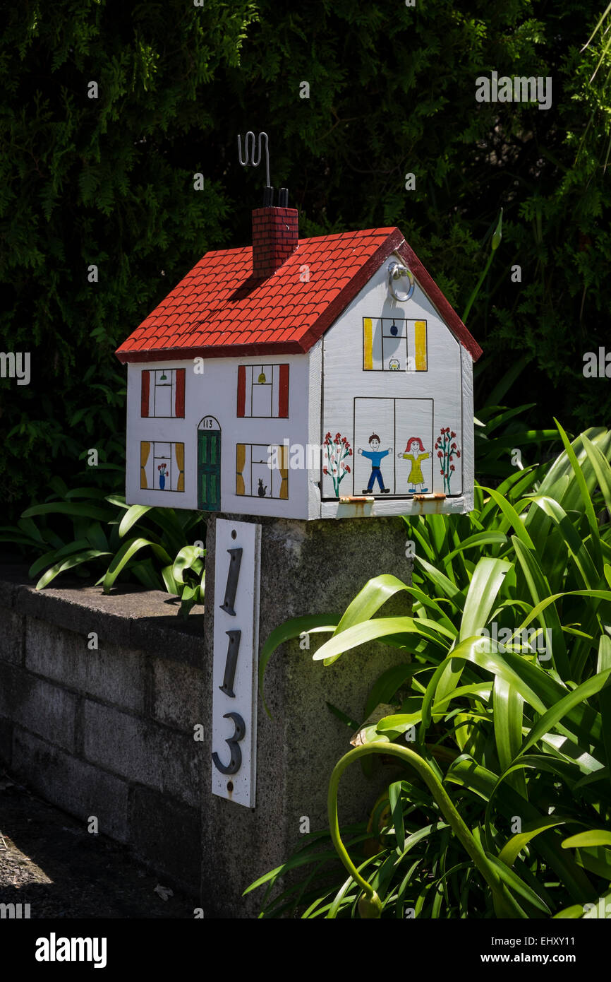 Novità cassetta postale nella forma di una casa in Whakatane, Nuova Zelanda. Foto Stock