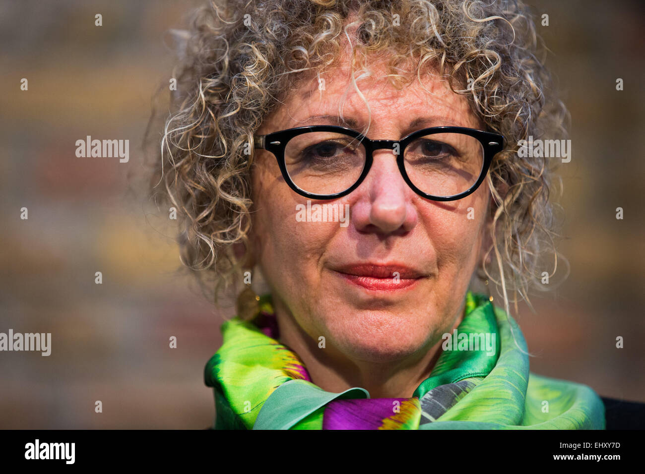 Colonia, Germania. Xviii Mar, 2015. Autore israeliana Lizzie Doron pone per le foto al festival letterario Lit.Cologne a Colonia, in Germania, il 18 marzo 2015. Il Lit.Cologne si svolgerà dal 11 al 21 marzo. Foto: ROLF VENNENBERND/dpa/Alamy Live News Foto Stock